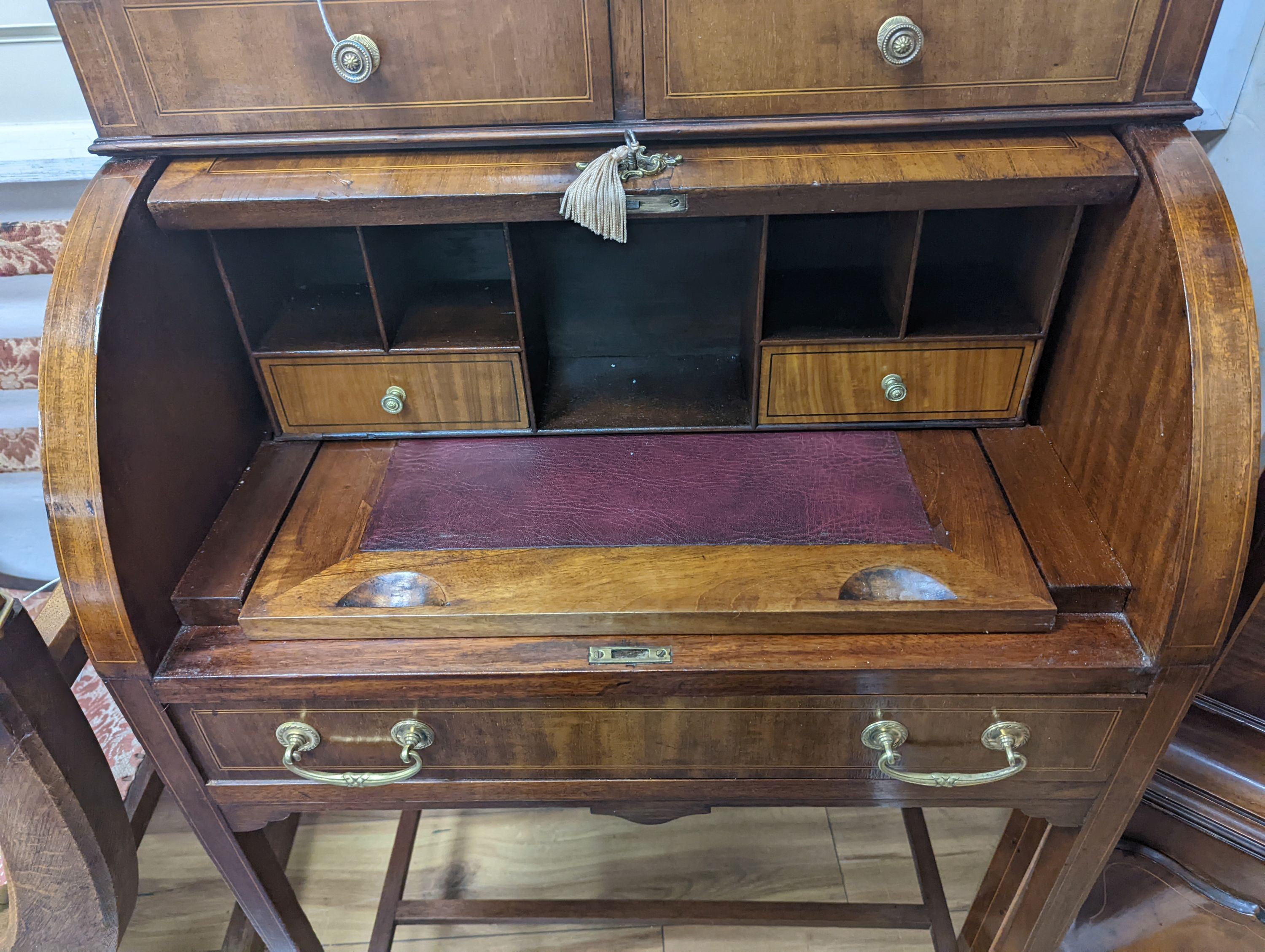 An Edwardian mahogany cylinder bureau, width 64cm, depth 45cm, height 110cm